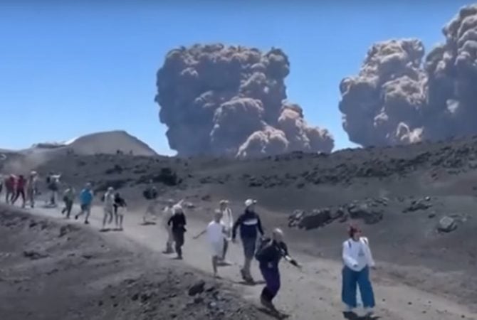 Vulcão surpreende ao entrar em erupção e turistas saem correndo desesperados