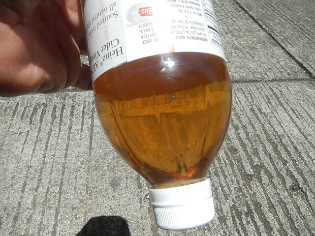 No cuidado pessoal, o vinagre de maçã é usado como tônico facial, enxágue capilar e até para aliviar picadas de inseto. Seu pH ajuda a restaurar o equilíbrio da pele.