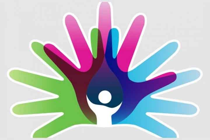 O cordão de fita de identificação de pessoas com doenças raras traz uma estampa de mãos sobrepostas multicoloridas. 
