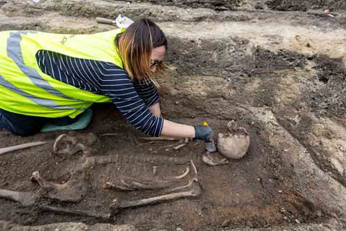 Lápide de cavaleiro medieval é descoberta em Gdansk, na Polônia - Reprodução do X @HistoriaEmDest