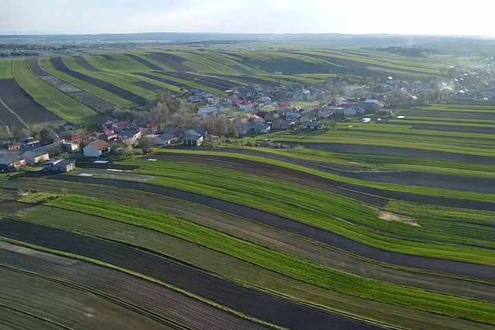 Conhecida como "Pequena Toscana", Suloszowa abriga residências, comércios, igrejas e escolas distribuídos ao redor dessa via central.