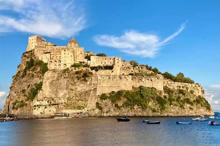 Castello Aragonese, na Ísquia, próximo ao ponto na Baía de Cartaromana onde a cidade submersa de Aenaria foi encontrada - Aenaria, Cidade submersa da Itália - Dudva/Creative Commons