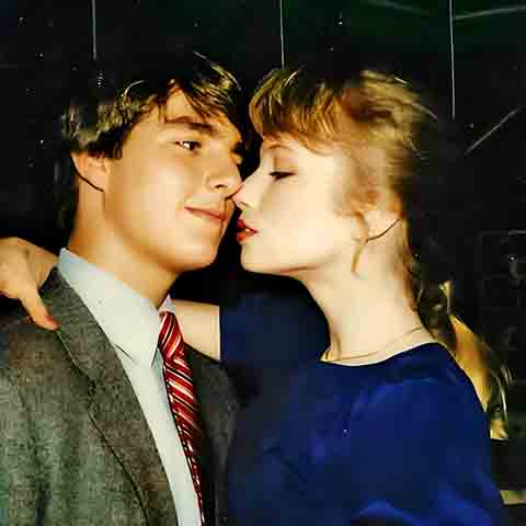 Na vida fora das telas, Rebecca De Mornay sempre manteve um perfil relativamente discreto, embora tenha vivido romances de grande exposição. O mais conhecido foi justamente com Tom Cruise. 

