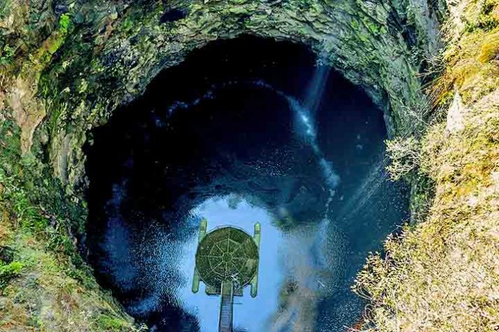 Uma das furnas do parque, vista de cima pelo elevador desativado - Parque Estadual de Vila Velha, no Paraná - Nyck Maftum/Wikimédia Commons