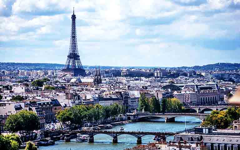 Nascido em Paris em 14 de novembro de 1840, sua infância transcorreu em Le Havre, na Normandia, onde seu pai, comerciante, desejava que ele seguisse a carreira de negócios.