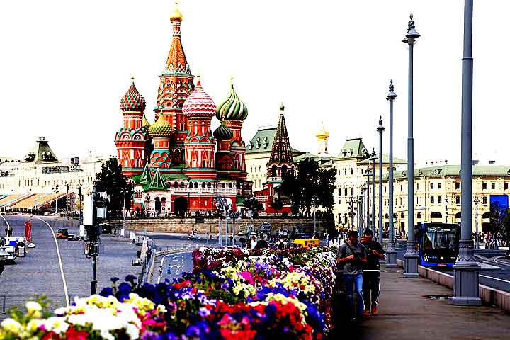 A Catedral é frequentemente associada ao imaginário popular russo, aparecendo em filmes, livros e artes em tinta das mais diversas. Sua imagem é usada como ícone turístico e cultural em todo o mundo, consolidando-se como referência incontornável. Ela se transformou em uma marca visual da Rússia moderna e de sua tradição, perpetuando sua influência e inspirando novas representações artísticas.