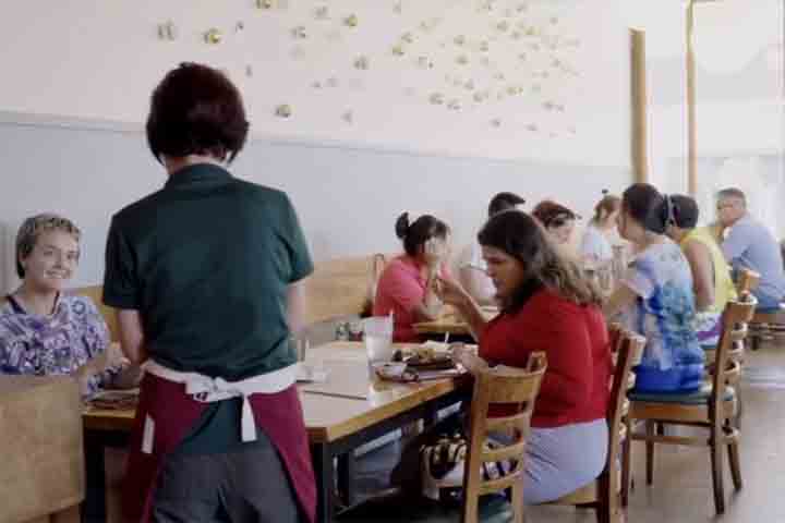 O estabelecimento, chamado Korea House, oferece jantar gratuito para todos os públicos na primeira quarta-feira de cada mês. Não há distinção de origem, raça, gênero, idade, religião ou condição social. Quem chegar é 