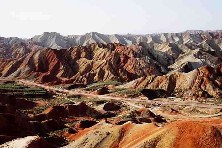 O termo "Danxia" refere-se a um tipo específico de relevo geológico formado por rochas sedimentares avermelhadas, muito comum em algumas partes da China.- Imagem de chuxizjh por Pixabay