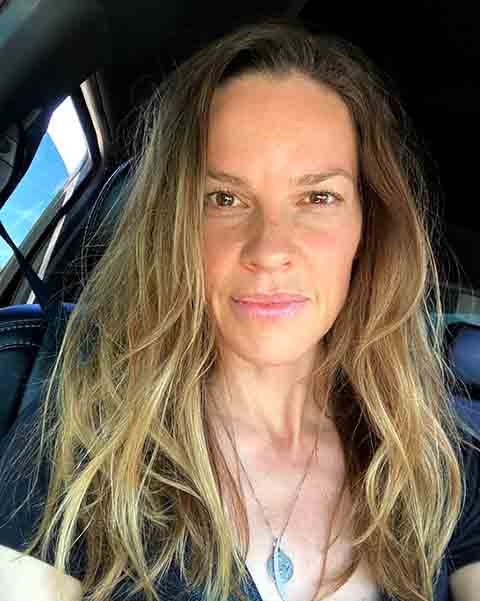 Hilary Swank – Muito antes de vencer dois Oscars, Swank cresceu em um estacionamento de trailers. A situação piorou ainda mais quando ela e sua mãe se mudaram para a Califórnia com apenas 75 dólares no bolso.