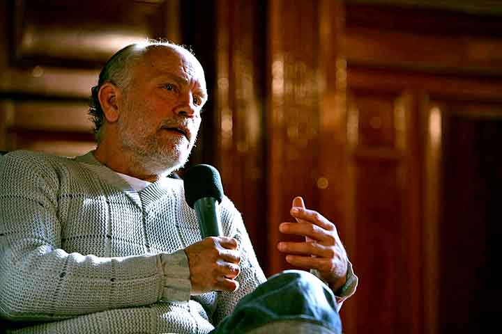Shakman declarou na entrevista que eliminar as cenas de Malkovich foram 