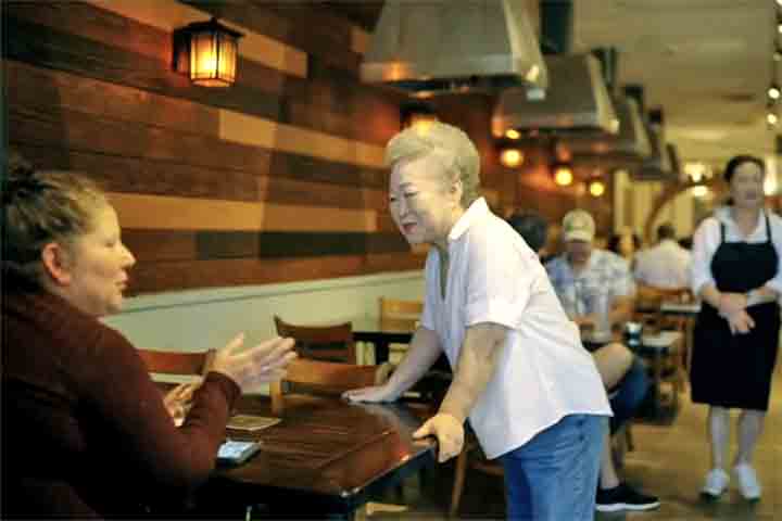 “A dificuldade vem, mas também passa. E, quando passa, somos mais fortes. Queremos caminhar juntos até que esse dia chegue para todos que entrarem aqui”, declarou ela ao falar de como partilhar comida pode ser um alimento também para o espírito.
