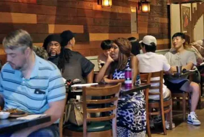 Uma vez por mês, restaurante oferece uma refeição de graça para qualquer um que chegar