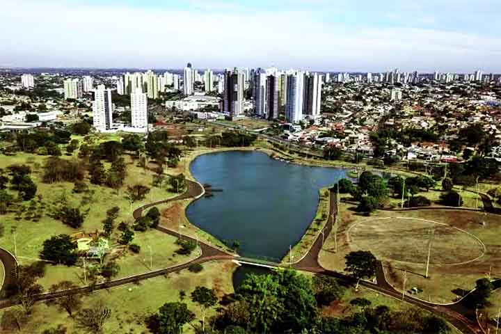 Parque das Nações Indígenas
- Um dos maiores parques urbanos do Brasil, oferece lagos, trilhas e áreas esportivas rodeadas por vegetação nativa. É palco de feiras, shows e contemplação, mesclando natureza e cultura regional indígena.