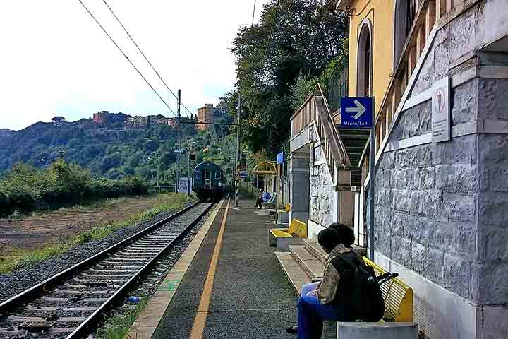 Esse retorno do papa à cidade reacende o olhar mundial para o Castel Gandolfo. Além do vínculo com a Igreja, o município tem atrativos que justificam sua fama, como a própria estação que leva ao local.