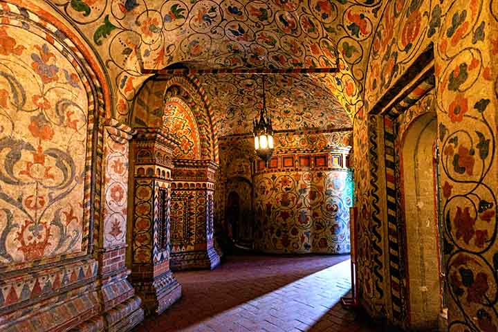 As nove capelas da Catedral são interligadas por corredores e passagens labirínticas, proporcionando, assim, uma sensação de mistério. Essa disposição cria uma experiência singular para o visitante, que, por sua vez, se sente imerso em um espaço espiritual e artístico ao mesmo tempo. O conjunto, assim, transmite a ideia de unidade na diversidade, reforçando o simbolismo da obra e sua singularidade.
