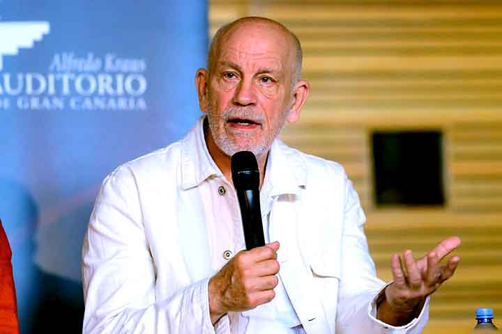 Com mais de quatro dÃ©cadas de carreira, John Malkovich Ã© reconhecido por sua intensidade cÃªnica e a capacidade de mergulhar profundamente em personagens complexos. 
