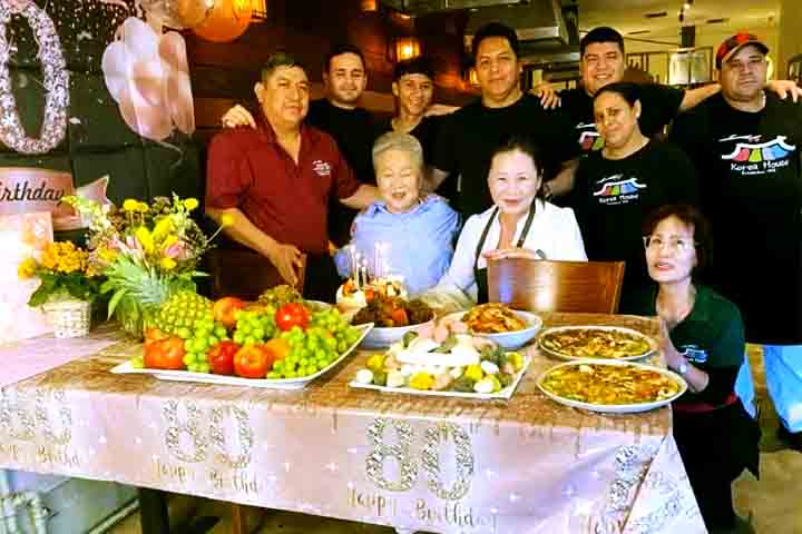 Momma Kim está à frente do Korea House desde 1988. Ela contou que decidiu implantar a medida solidária após um período duro de sua vida, quando precisou ficar afastada por cinco anos do restaurante. 
