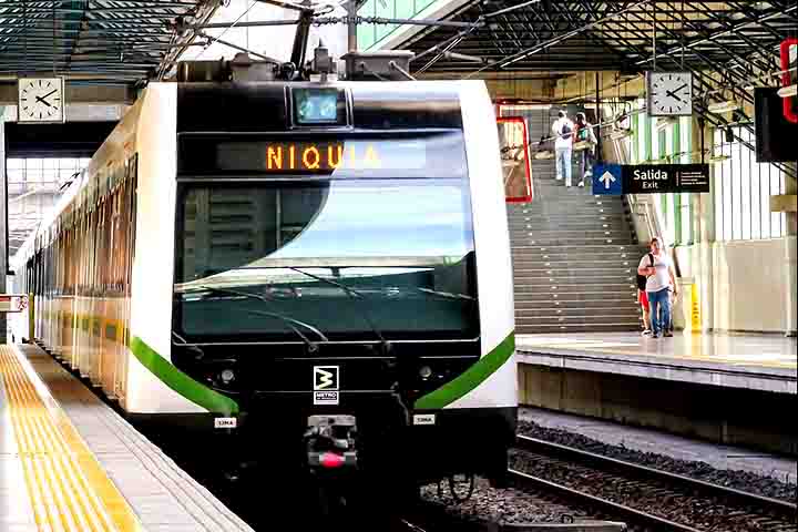Entre as aÃ§Ãµes mais simbÃ³licas desse novo momento, estÃ£o os sistemas de transporte criados para vencer as barreiras naturais impostas pela geografia da cidade.