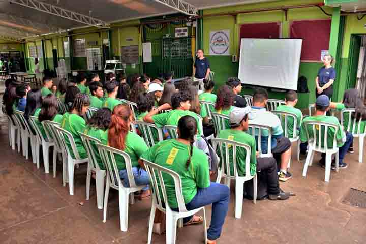 Professores e monitores atuam diretamente com o público escolar e também com os visitantes em geral, estimulando reflexões sobre consumo consciente e preservação dos ecossistemas.