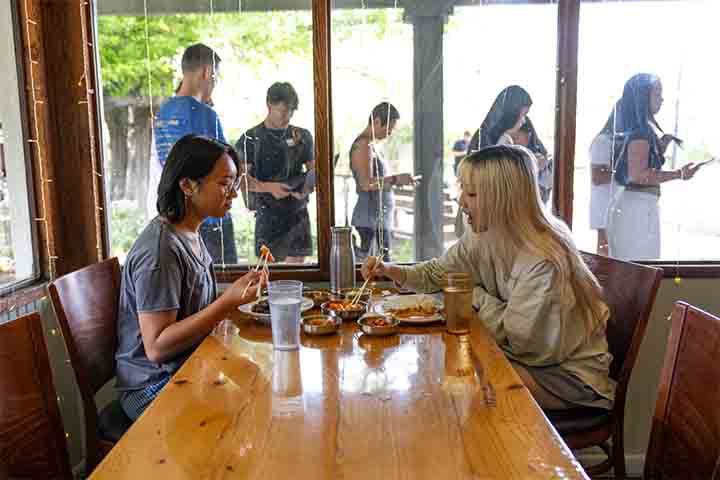 Em resumo, mastigar bem, escolher alimentos adequados e manter equilíbrio no consumo de líquidos são atitudes simples. Juntas, elas fazem grande diferença para a digestão e a saúde geral.