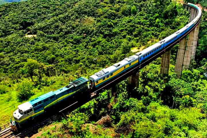 A EFC faz parte do chamado Corredor Centro-Norte, ao lado da Ferrovia Norte-Sul, formando uma importante rota de conexão entre o norte do Brasil e o restante do país.