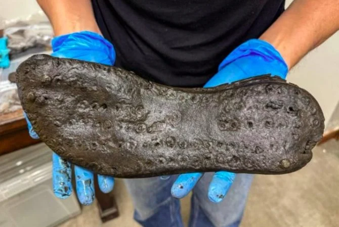 Sapatos ‘gigantes’ de 2 mil anos são encontrados na Inglaterra e intrigam historiadores