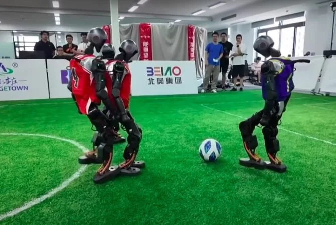 Viu essa? China promove primeiro campeonato de futebol de robôs humanoides