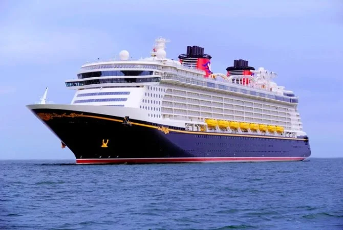 Pai se joga no mar para salvar filha que caiu de cruzeiro da Disney e ambos precisaram de resgate