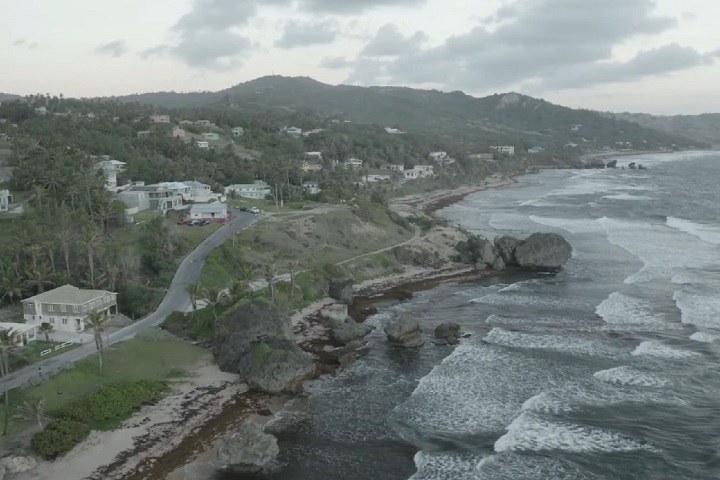 Diferentemente de muitas ilhas caribenhas de origem vulcânica, Barbados não tem montanhas elevadas, mas sim colinas suaves e planícies. O ponto mais alto é o Monte Hillaby, com 340 metros de altitude.