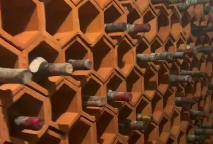Casal compra casa antiga em SP e descobre uma adega cheia de vinhos dos anos 1970