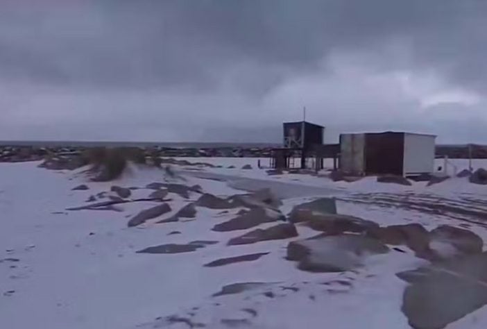 Nevasca cobre praia em cidade da Argentina e chama a atenção nas redes sociais