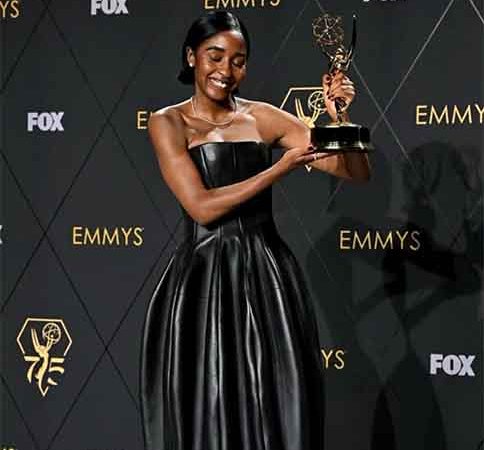 Atriz Ayo Edebiri obtém feito inédito entre mulheres com dupla indicação ao Emmy