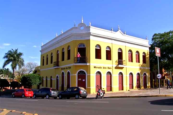 Morada dos Baís - Área verde com pista de caminhada, lago artificial e playground, ótima para atividades em família ao ar livre.
Refúgio de calmaria, proporciona descanso em meio à vegetação e vida urbana.