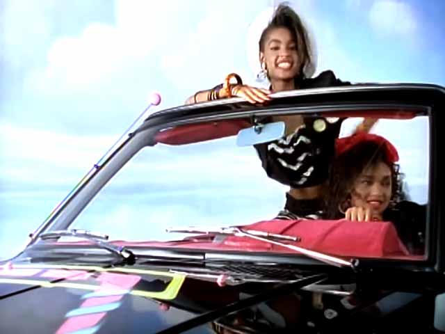 O Miami Bass também deu origem a uma estética própria, com carros com som automotivo potente (os "bass cars"), dançarinos fazendo, festas de rua e videoclipes coloridos e ensolarados — sempre com clima festivo e irreverente.
