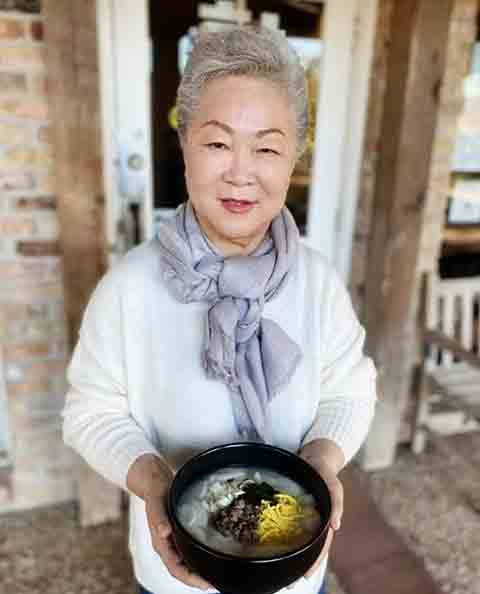 “Todos são bem-vindos para jantar e partilhar uma refeição grátis connosco, sem compromisso” diz o comunicado do restaurante, liderado por Pok-Cha-Kim, tratada afetuosamente pelo apelido “Momma Kim”. 
