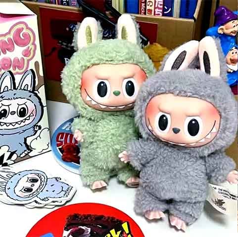 A estética “monstrinha divertida” e o modelo “blind box” - caixa surpresa - complementam esse direcionamento para públicos mais velhos. 
-Reprodução do Instagram @pompomshopbsb