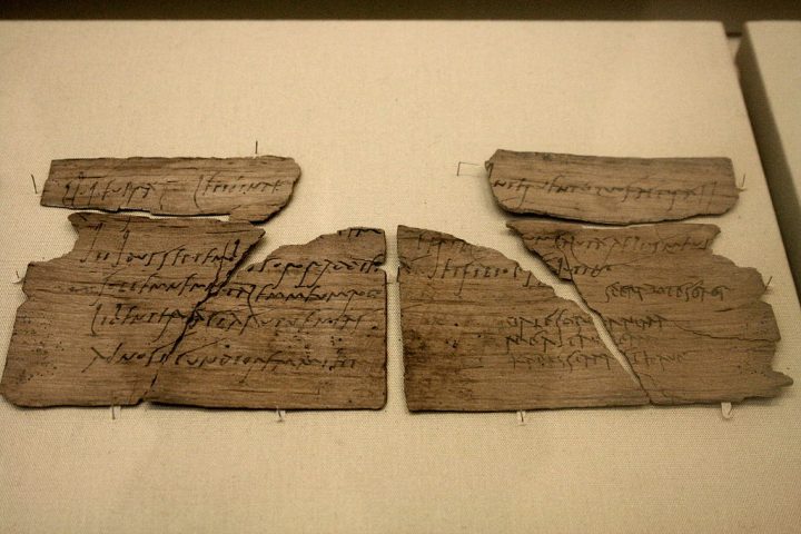 Elas incluem desde cartas pessoais e convites de aniversário até listas de suprimentos e registros de tropas, revelando detalhes íntimos da rotina de soldados, suas famílias e civis locais.-Wikimedia Commons/Michel wal