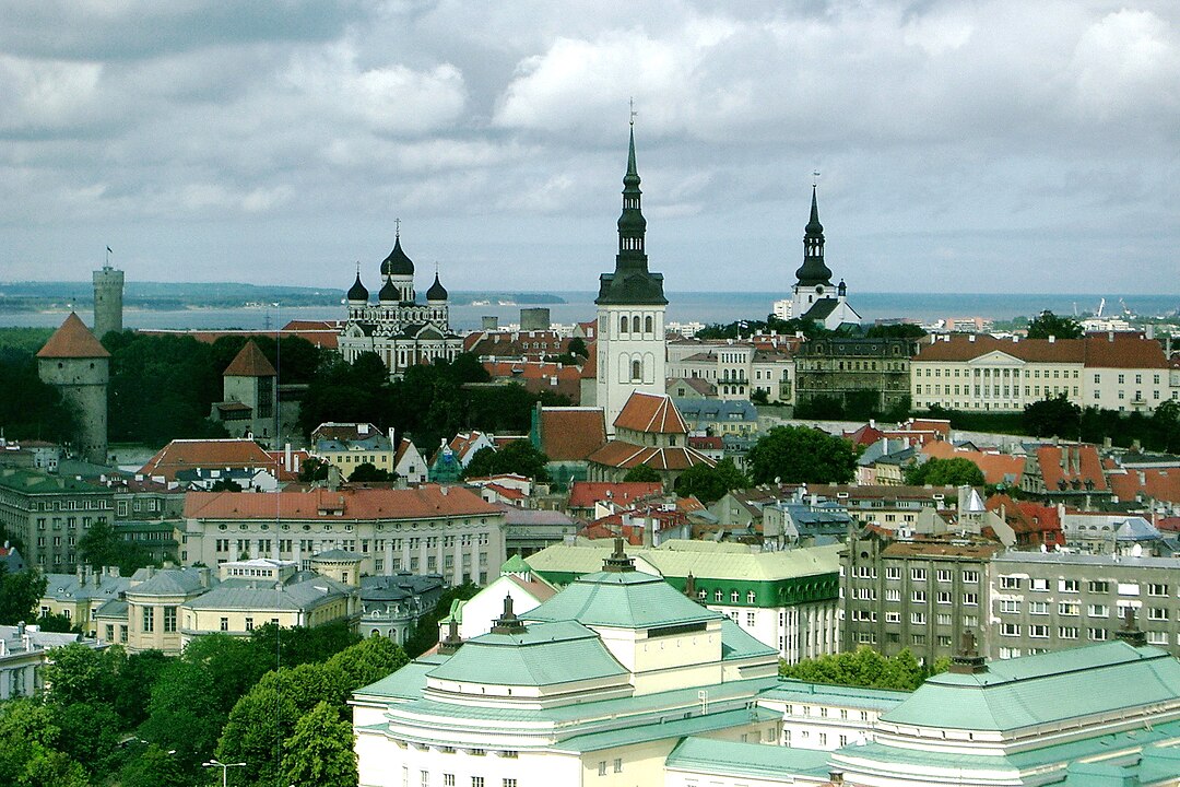A Cidade Antiga de Tallinn é Patrimônio Mundial da UNESCO, com igrejas góticas, praças animadas e casas centenárias. O coração é a Praça da Prefeitura.