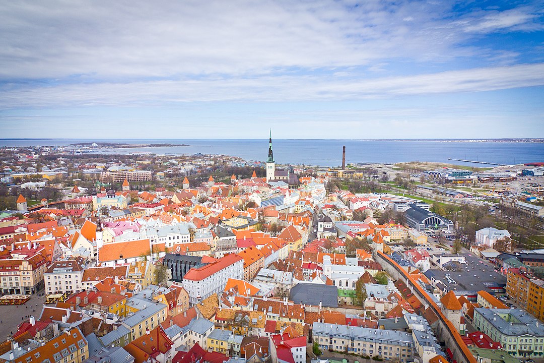 Tallinn é uma mistura única de tradição e modernidade, que encanta tanto pela sua história quanto pelo dinamismo atual.
-Ville Hyvönen - wikimedia commons 