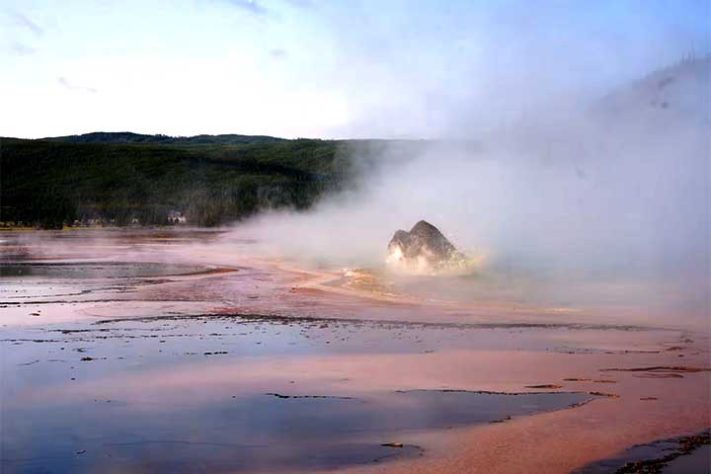 Turistas assistiram a bisão se dissolver em lago quente nos EUA - Reprodução/Facebook/Louise Howard