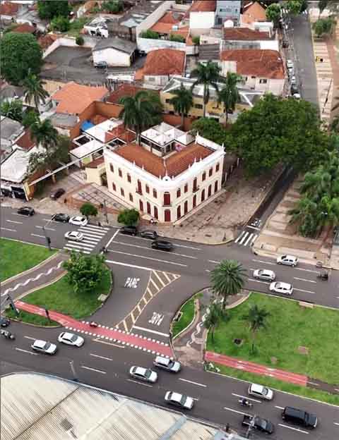 Mirante da Morada dos BaÃ­s
- Ponto alto com vista panorÃ¢mica da cidade e das copas das Ã¡rvores, ideal para apreciar o entardecer. RefÃºgio tranquilo com natureza, luz suave e cenÃ¡rio para fotos inesquecÃ­veis.
