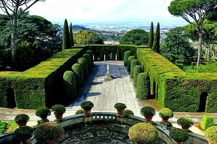 Outro destaque da cidade é o próprio complexo das Vilas Pontifícias. Com seus encantadores jardins, o espaço mistura natureza e arquitetura histórica.