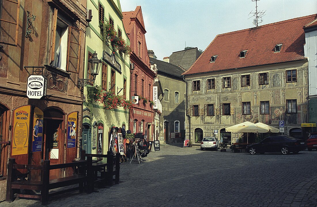 Nas lojas de ?eský Krumlov, é possível adquirir cristais de Boêmia, marionetes esculpidas à mão e artigos de madeira, mantendo vivas as tradições artesanais da região.
