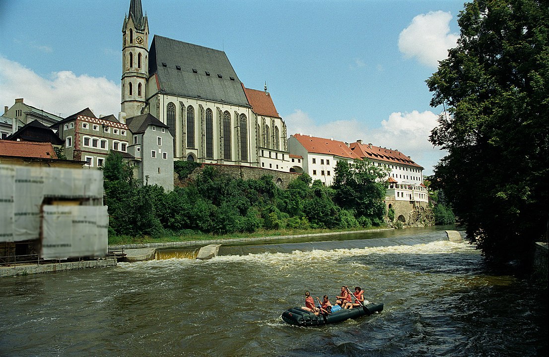 O rio Moldava serpenteia pela cidade, formando uma espécie de ilha natural. Essa geografia peculiar reforça o clima medieval, além de permitir atividades como passeios de canoa e rafting leve no verão.