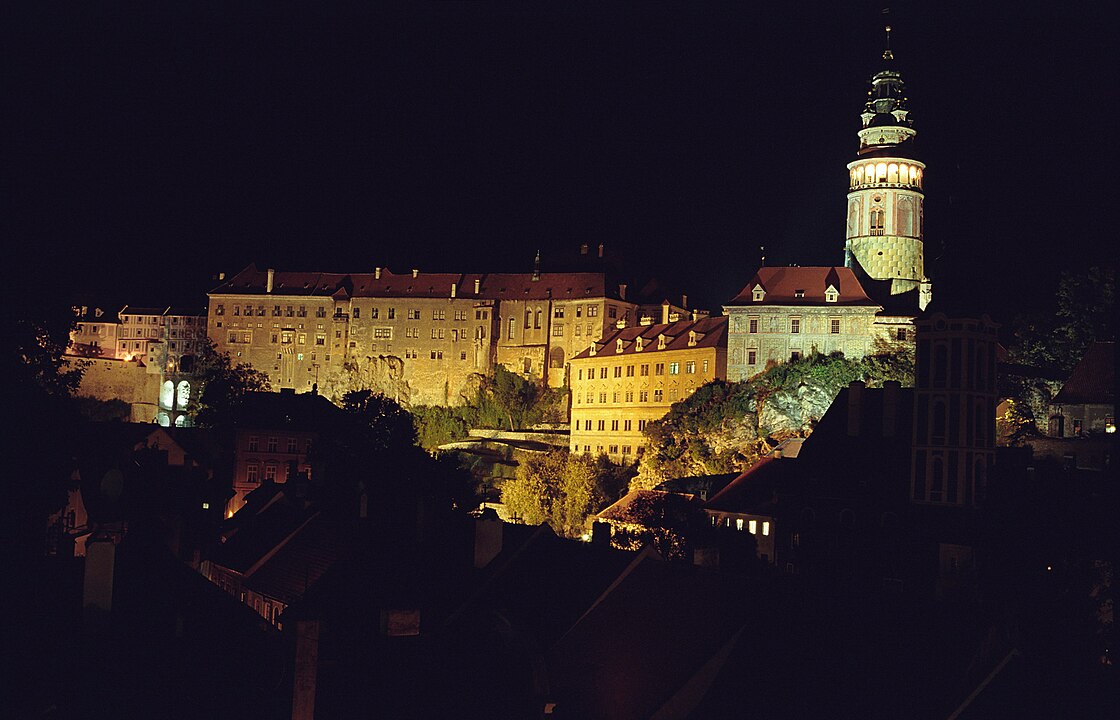 À noite, o visual iluminado é deslumbrante. O tom amarelado de luz que se espalha pelo castelo e em outros pontos da cidade remete à Antiguidade.