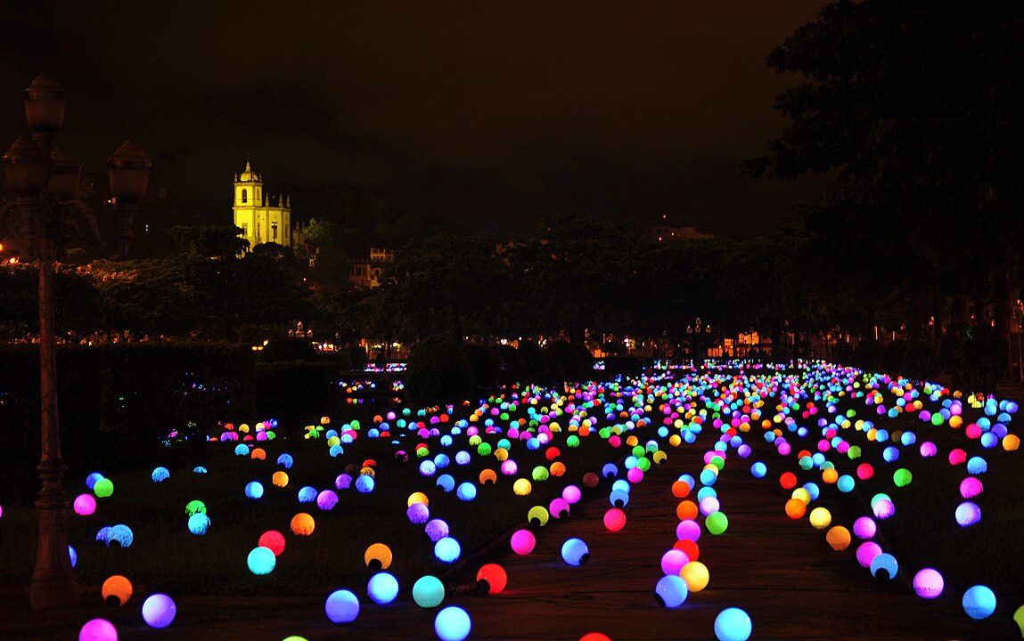 O Brasil também abriga praças belíssimas que combinam história, arquitetura e/ou paisagens deslumbrantes. Entre elas, a Praça Paris, no bairro carioca da Glória, que fica no Aterro do Flamengo com a histórica Igreja da Glória ao fundo, mostrada na foto. Começamos por ela. 