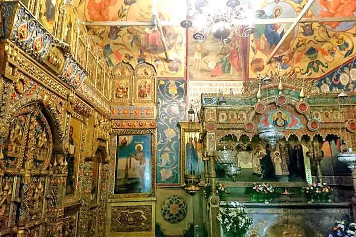 Durante o período soviético, a Catedral foi transformada em museu e deixou de funcionar como templo religioso, mudando sua função. Houve até mesmo planos de demolição, mas felizmente estes foram abandonados diante de tamanha resistência cultural. Essa decisão preservou um dos maiores patrimônios da humanidade e garantiu sua sobrevivência, mantendo viva sua relevância histórica.