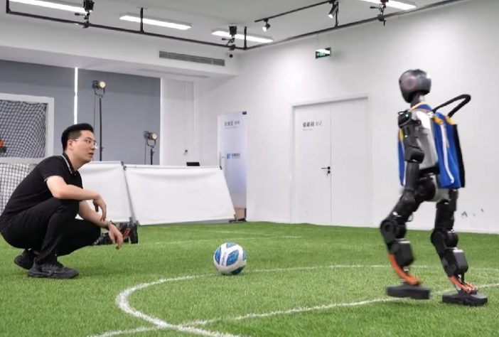 China realiza primeiro campeonato de futebol com robôs