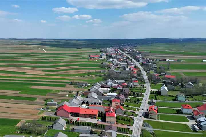 Conheça a cidade construída ao longo de 9 km por uma única rua