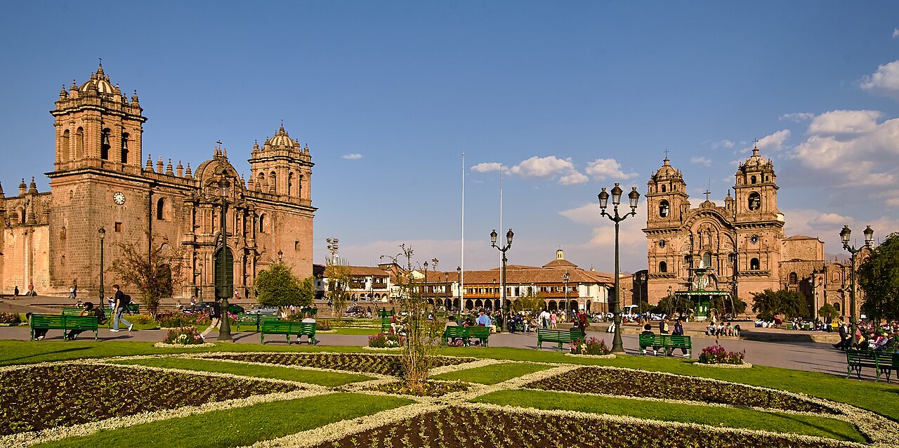 Plaza de Armas – Cusco, Peru - Data do período inca e foi reformada pelos espanhóis no século XVI. Rodeada por igrejas e casarões coloniais, reflete a fusão de culturas do Peru. É um dos pontos mais turísticos e belos de Cusco.

